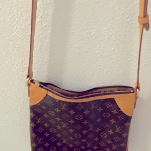 I am selling my LV monogram MM size cross- body bag